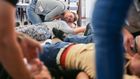 Nepříliš povzbuzující čísla se kromě jiných pokouší změnit i firma PrPom, jejíž zakladatel Ondřej Koudela se rozhodl, že zkusí nudné poučky opepřit a dostane lidem první pomoc do krve jinak. Kurz si na vlastní kůži vyzkoušela i redaktorka Aktuálně.cz.
