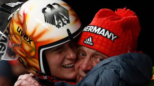 Německá sáňkařka Natalie Geisenbergerová slaví olympijské zlato.