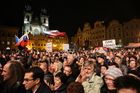 Sváteční večer přilákal do centra Prahy několik tisíc lidí.