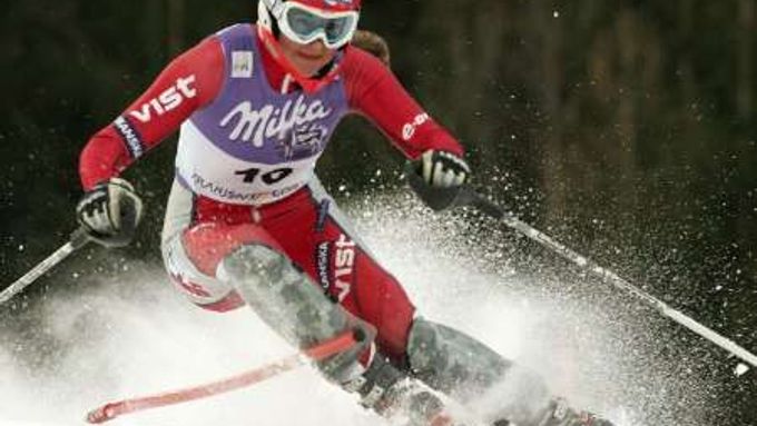 Šárka Záhrobská bojuje se slalomovými tyčkami v závodě SP ve slovinské Krajnské Goře, v němž obsadila druhé místo.