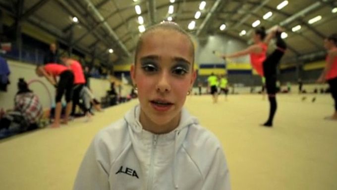 Dvanáctiletá česká naděje, která se chce dostat na příští olympiádu. A také holka, které není lhostejný osud dětí, jež neměly takové štěstí jako ona.