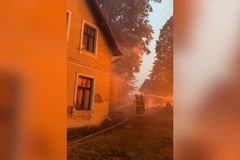 Žár ohnivé stěny se nedal vydržet. Záběry ukazují marný boj hasičů o domy v Mezné