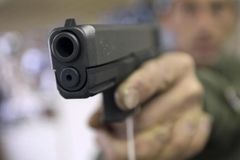 Tříletý hoch zastřelil roční dítě, zbraň našel doma