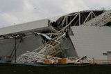 Velká prodleva, kterou výstavba stadionu nabrala, byla zapříčiněna (mimo jiné) tragédii, při které na staveništi stadionu v Sao Paulu spadl jeřáb. Zabil dva lidi a poničil jednu z tribun