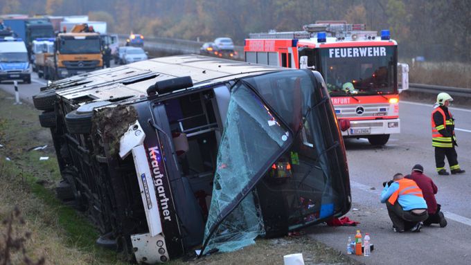 Na německé dálnici havaroval autobus plný dětí. Ty se vracely do Německa z jazykového kurzu v Británii.