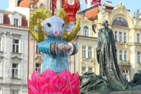 Foto: Oslavy roku kozy v Praze. Památkáři protestují