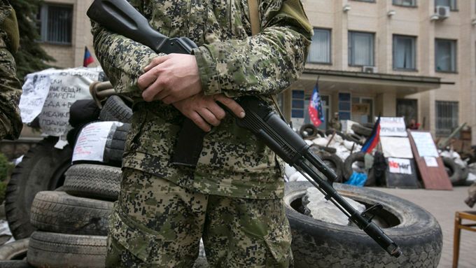 Ozbrojenci před sídlem regionální správy v Kramatorsku na východě Ukrajiny. (22. dubna 2014)