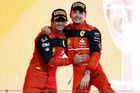 Piloti Ferrari Carlos Sainz junior a Charles Leclerc slaví double ve VC Bahrajnu F1 2022