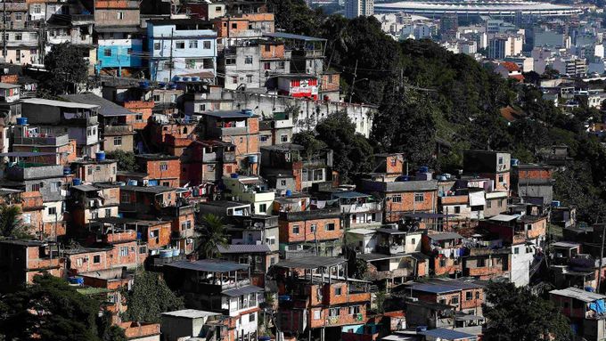Jedna z chudinských čtvrtí v Rio de Janeiru, v pozadí je vidět slavný stadion Maracana.