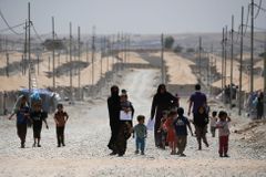 Iráčané postavili vedle Mosulu tábor pro příbuzné islamistů. Ženy a děti tu chtějí "převychovat"