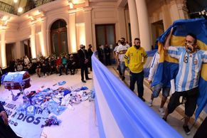 S Maradonou se v prezidentském paláci loučí davy lidí, rodina chce pohřeb už dnes
