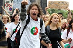 Proti maturitám demonstrovaly v Praze desítky studentů