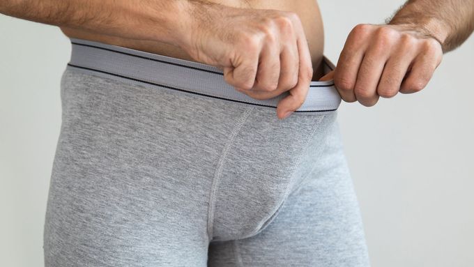 "Muži jsou stejně důležití jako ženy, pokud jde o početí. A čím dříve podstoupí vyšetření a případnou léčbu, tím lepší jsou jejich šance," tvrdí doktor.