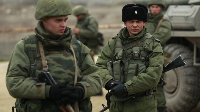 Krym kontrolují vojáci bez výložek.