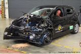 Při nárazovém testu se Opelu Karl nafoukl čelní airbag jen částečně. Může tak dojít ke kontaktu hlavy řidiče s volantem. Navíc lidé vpředu mohou podklouznout pod bezpečnostními pásy, což ohrožuje jejich nohy a pánev. Za ochranu dospělých tak minivůz Opelu získal jen 74 procent bodů, dobrým výsledkem není ani 72 procent v parametru ochrany dětí. Tříletému děcku v autosedačce na zadní lavici se po nárazu dostala hlava mimo sedačku, což ji značně ohrozilo.