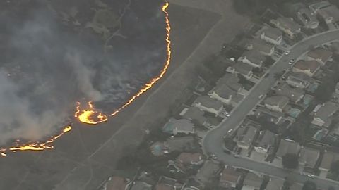 Ničivý požár ohrožuje Los Angeles. Na severu Kalifornie hoří tisíce hektarů půdy