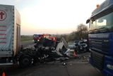 Nehoda na silnici I. třídy v katastru obce Drhovle, při níž zemřeli čtyři lidé. Řidič náklaďáku si při odbočování vlevo pravděpodobně nevšiml osobního vozu v protisměru.