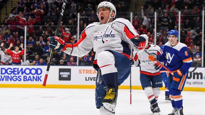 Alex Ovečkin slaví hattrick v utkání NHL.