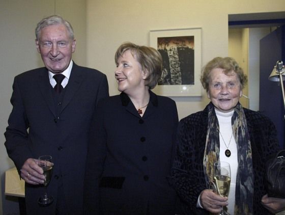 Angela Merkelová se svými rodiči.