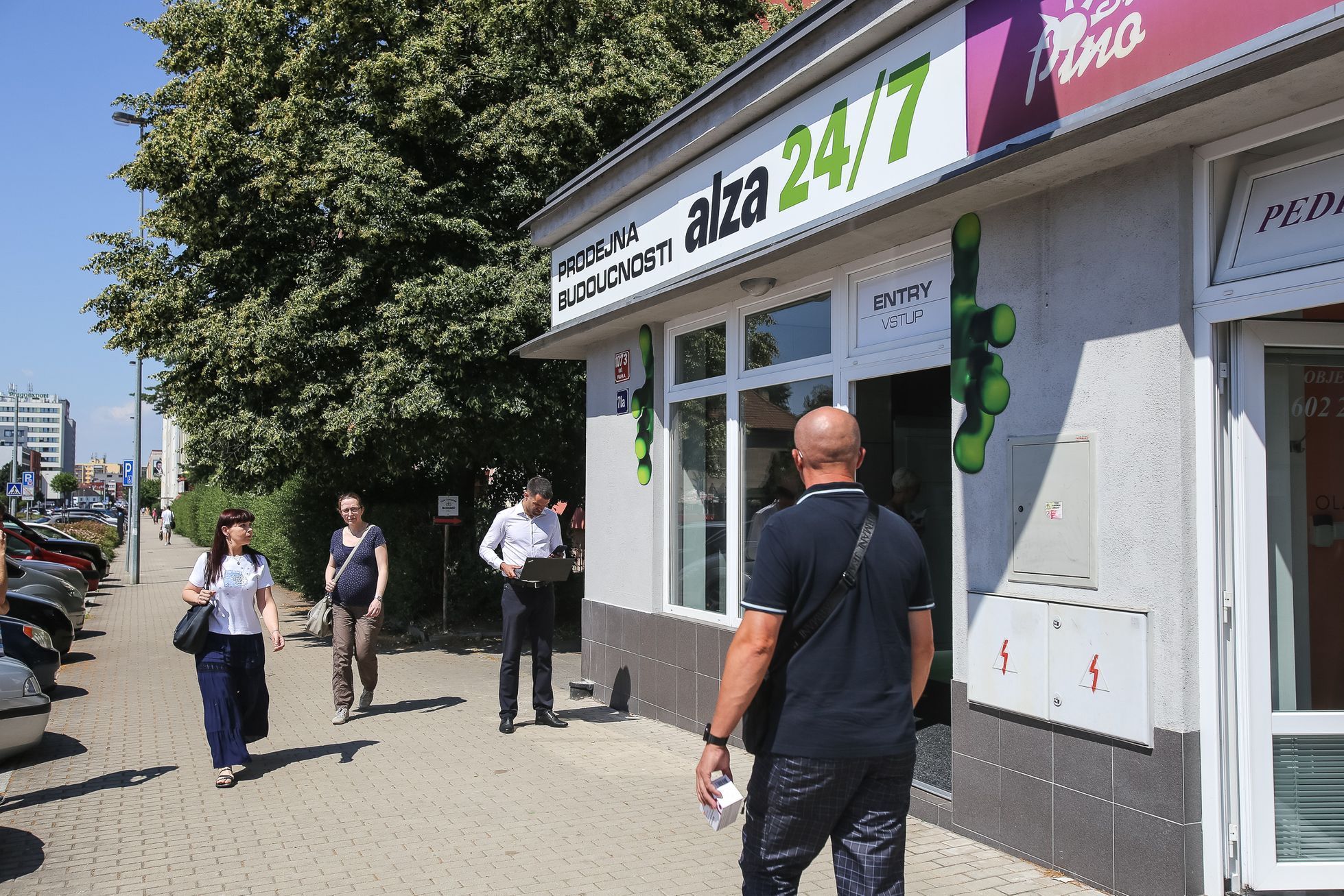 Alza - nová prodejna "budoucnosti" na Budějovické