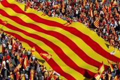 Proti nezávislému Katalánsku vyšly statisíce lidí. Milujeme tě, Španělsko, protestovali v Barceloně