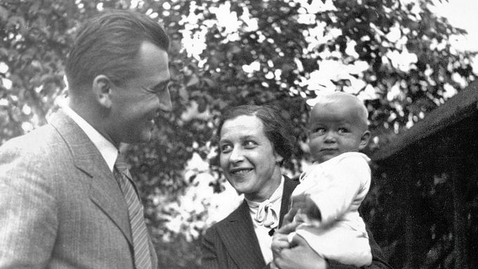 Manželé Milada a Bohuslav Horákovi s dcerou Janou v roce 1933.