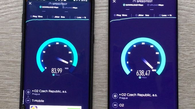 Podívejte se náš test rychlosti stahování u dvou telefonů - jednoho připojeného přes 4G a druhého přes 5G síť.