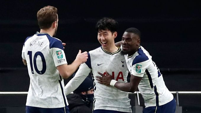 Son Hung-min se spoluhráči slaví gól Tottenhamu v síti Brentfordu.