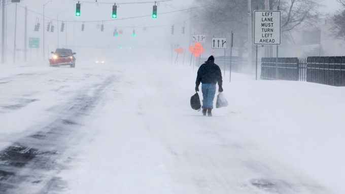 Na nákup pěšky a ve sněhu v New Havenu v Connecticutu.