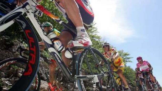 Cyklisté na trati nejdelší etapy cyklistického závodu Giro d'Italia.