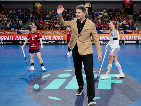 Jaromír Jágr při čestném vhazování před utkáním Česko - Švýcarsko na MS florbalistek