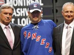 Draftovaný Alexej Čerepanov pózuje s představiteli klubu New York Rangers.