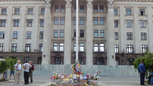 Květiny a památník před Domem odborů.