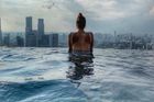 Tenistky si užívají Singapur: Ikonická fotka z hotelového bazénu i elegantní šaty