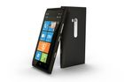 Lumia 900 má 4,3 palcový AMOLED display s rozlišením 800 by 480 pixelů. Měří 127,8 x 68,5 x 11,5 mm a váží 160 g.