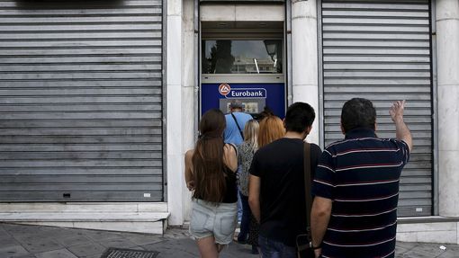 Banky zůstaly zavřené, před bankomaty se tvoří fronty. Hotovost zůstala jen v pár z nich. Taková je současná situace v Řecku.