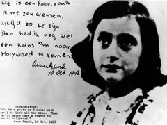 Zápisek Anne Frankové z října 1942. K fotce si poznamenala, že takto by chtěla vypadat pořád. "Potom bych možná měla šanci dostat se do Hollywoodu."