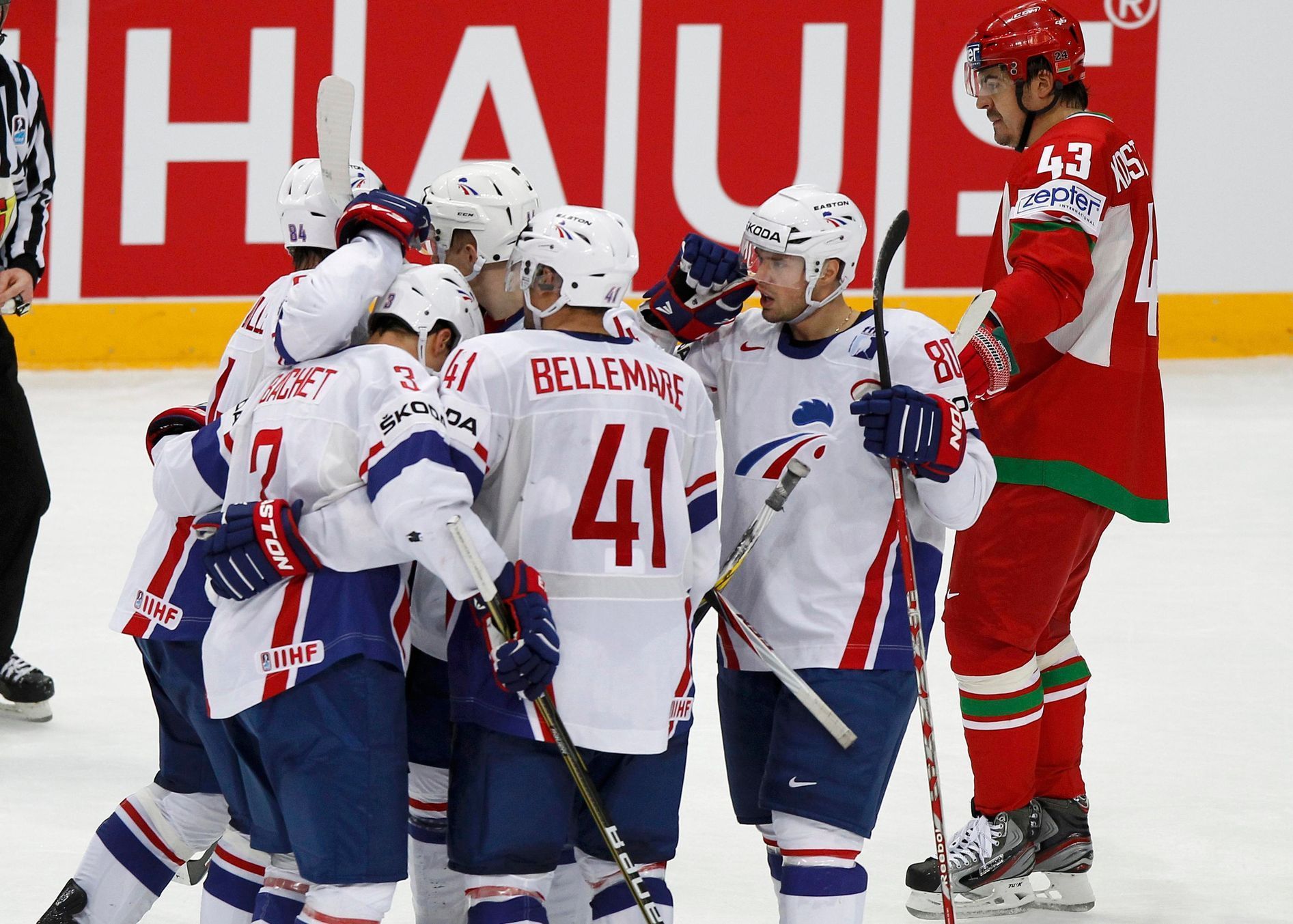 Radost francouzských hokejistů v zápase Francie - Bělorusko