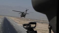 UH-60 Blackhawk startují ze základny v Bagrámu