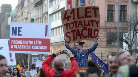 Lidé v centru Prahy protestují proti Babišovi. Odmítají vládu podporovanou komunisty