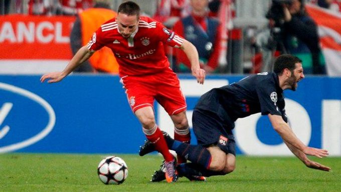 Franck Ribéry se trefil proti Augsburgu.