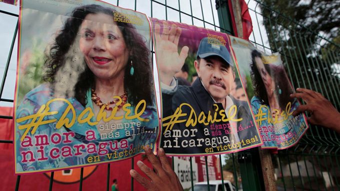 Volební plakatáty s prezidentem Ortegou a jeho manželkou.