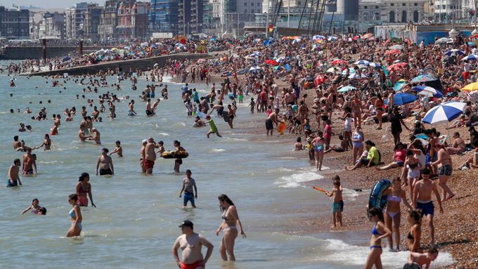 Fotky plné lidí. Půl milionu Britů vyrazilo na pláže, odborníci se bojí druhé vlny