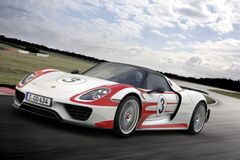 Svolávací akce kvůli dvěma špatným šroubkům: Vzácné Porsche 918 Spyder musí do servisu