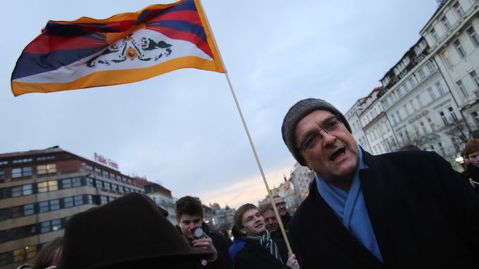 Miroslav Kalousek s tibetskou vlajkou.