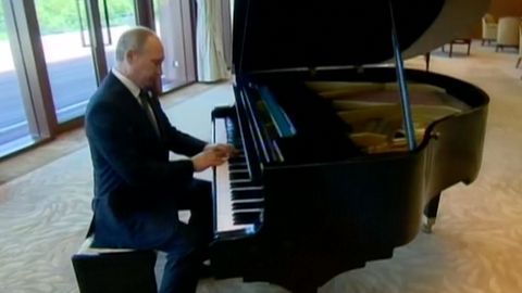 Putin si krátil čekání na čínského prezidenta. Zahrál si na rozladěný klavír
