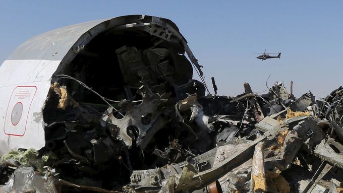 Egyptská vojenská helikoptéra nad troskami ruského letadla.