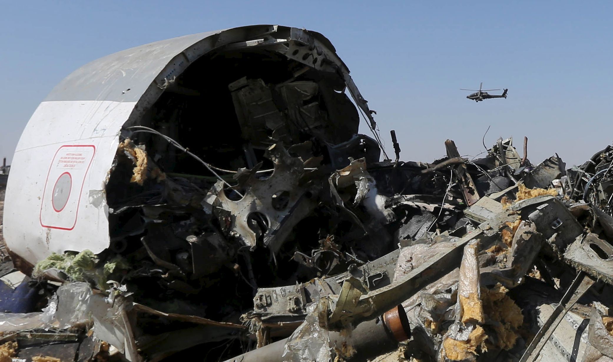 Egyptská vojenská helikoptéra nad troskami ruského letadla