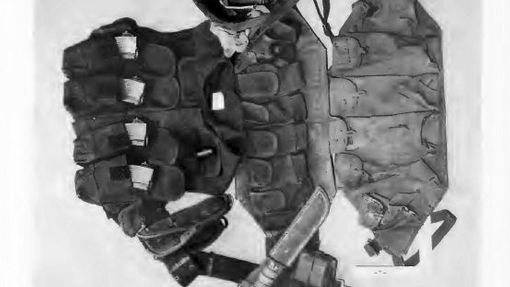 Zde je jeho vojenská vesta naplněná několika zásobníky s municí.