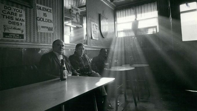 Hrdina románu Když je vše řečeno sedí na baru v malém městečku a bilancuje. Na ilustračním snímku je hospoda v severoirském Belfastu.